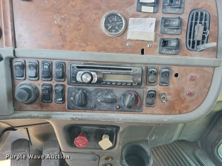 image for item KB9033 2008 Peterbilt 386 semi truck