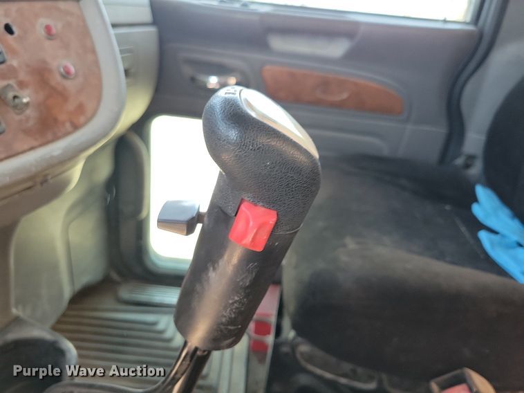 image for item KB9033 2008 Peterbilt 386 semi truck