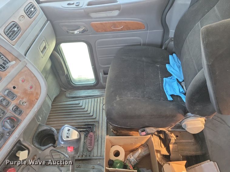 image for item KB9033 2008 Peterbilt 386 semi truck