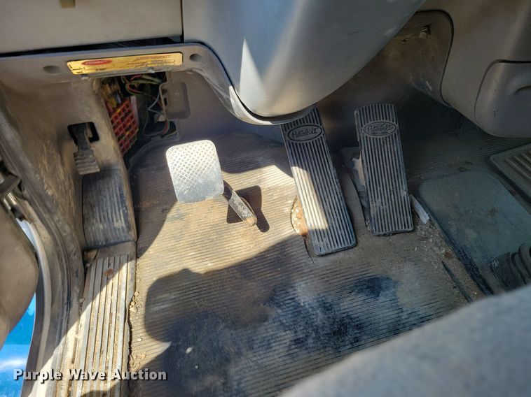 image for item KB9033 2008 Peterbilt 386 semi truck