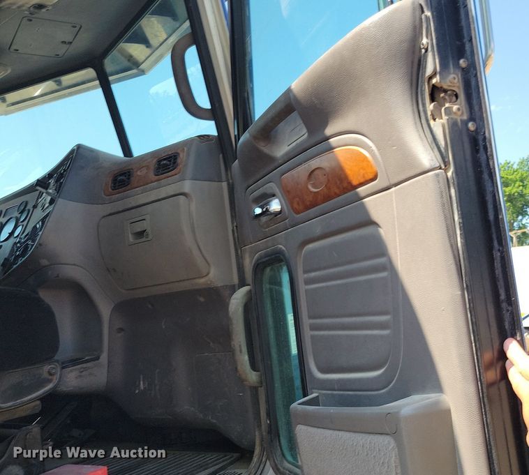 image for item KB9033 2008 Peterbilt 386 semi truck