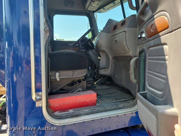 image for item KB9033 2008 Peterbilt 386 semi truck