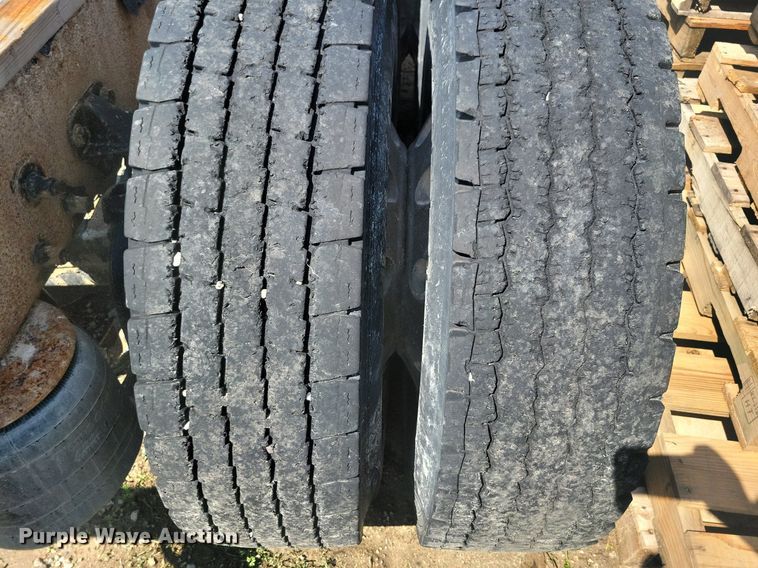 image for item KB9033 2008 Peterbilt 386 semi truck