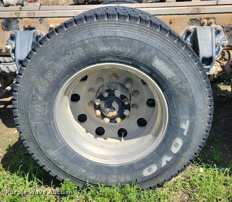 image for item KB9033 2008 Peterbilt 386 semi truck