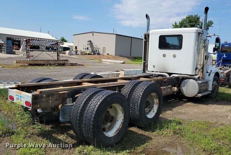 image for item KB9034 2003 International  Eagle 9400i truck cab and chassis