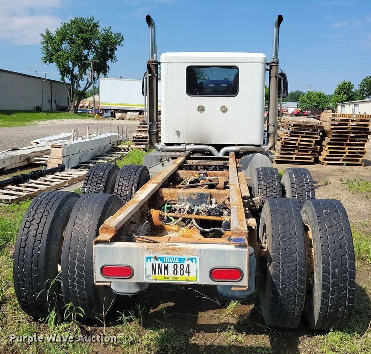 image for item KB9034 2003 International  Eagle 9400i truck cab and chassis