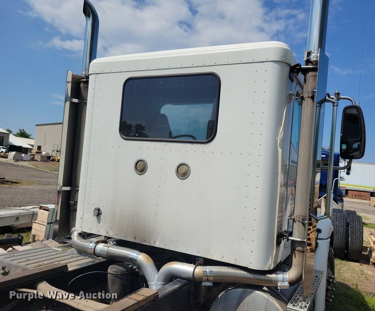 image for item KB9034 2003 International  Eagle 9400i truck cab and chassis