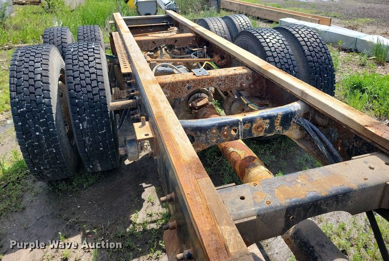 image for item KB9034 2003 International  Eagle 9400i truck cab and chassis