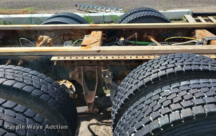 image for item KB9034 2003 International  Eagle 9400i truck cab and chassis