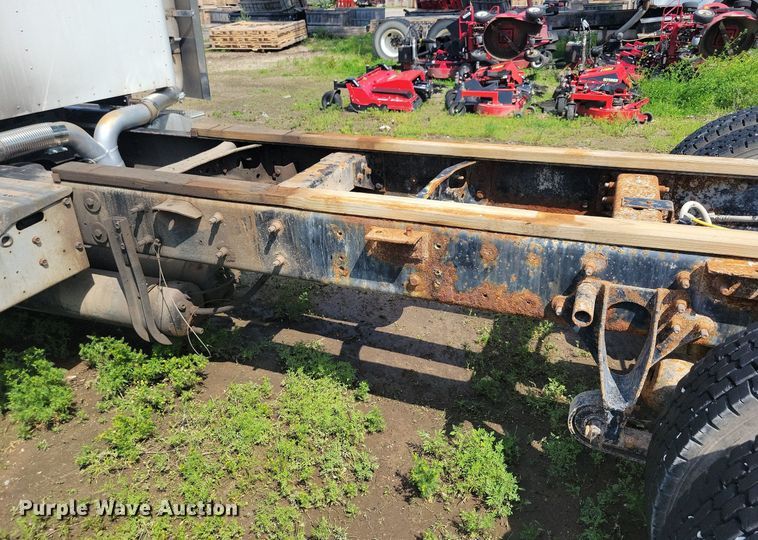 image for item KB9034 2003 International  Eagle 9400i truck cab and chassis