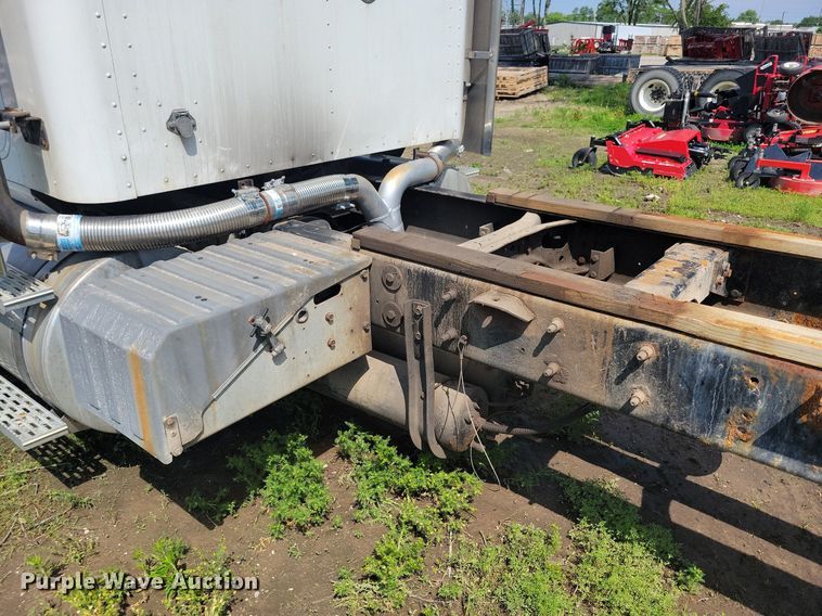 image for item KB9034 2003 International  Eagle 9400i truck cab and chassis