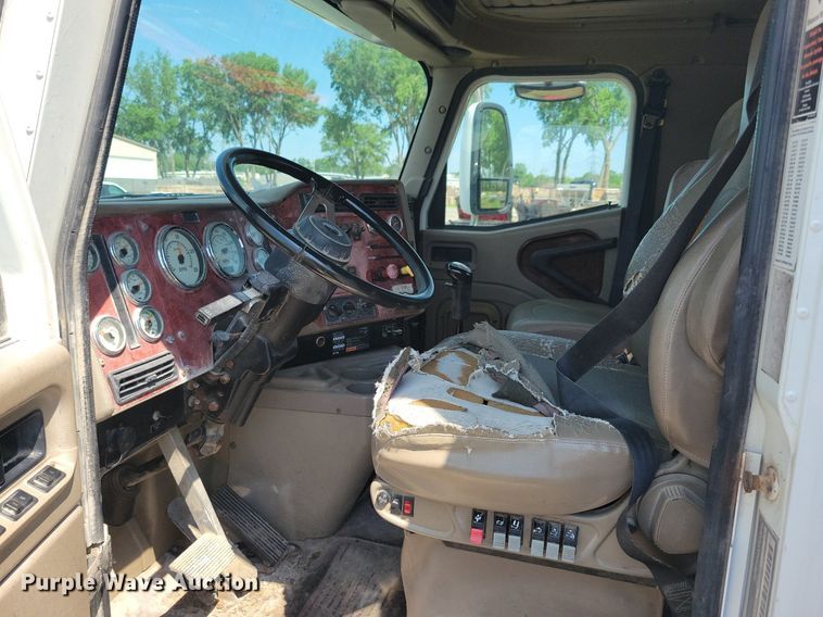 image for item KB9034 2003 International  Eagle 9400i truck cab and chassis