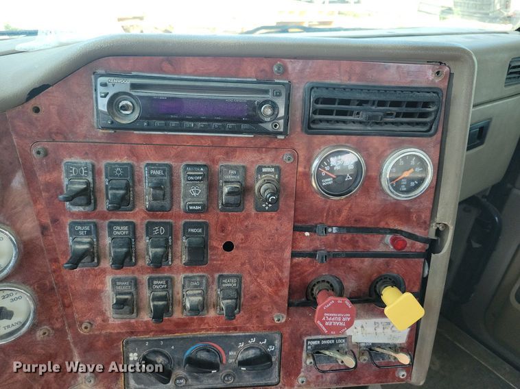 image for item KB9034 2003 International  Eagle 9400i truck cab and chassis