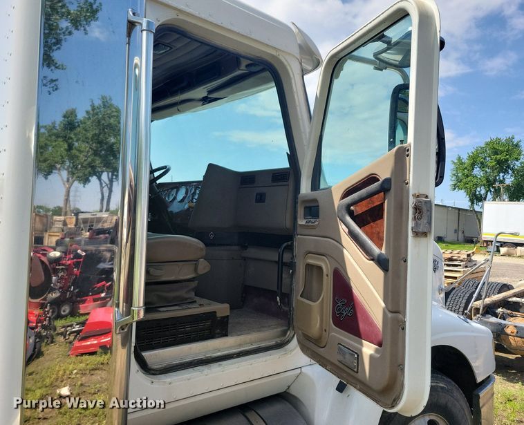 image for item KB9034 2003 International  Eagle 9400i truck cab and chassis