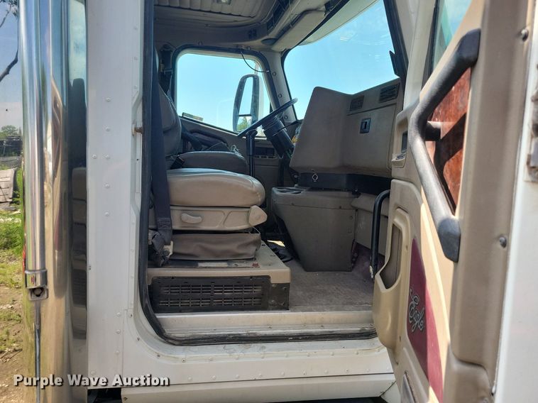 image for item KB9034 2003 International  Eagle 9400i truck cab and chassis