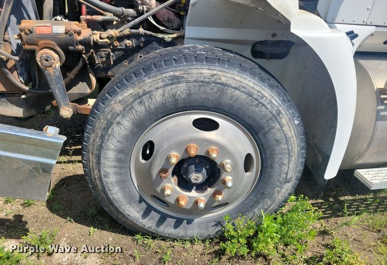 image for item KB9034 2003 International  Eagle 9400i truck cab and chassis