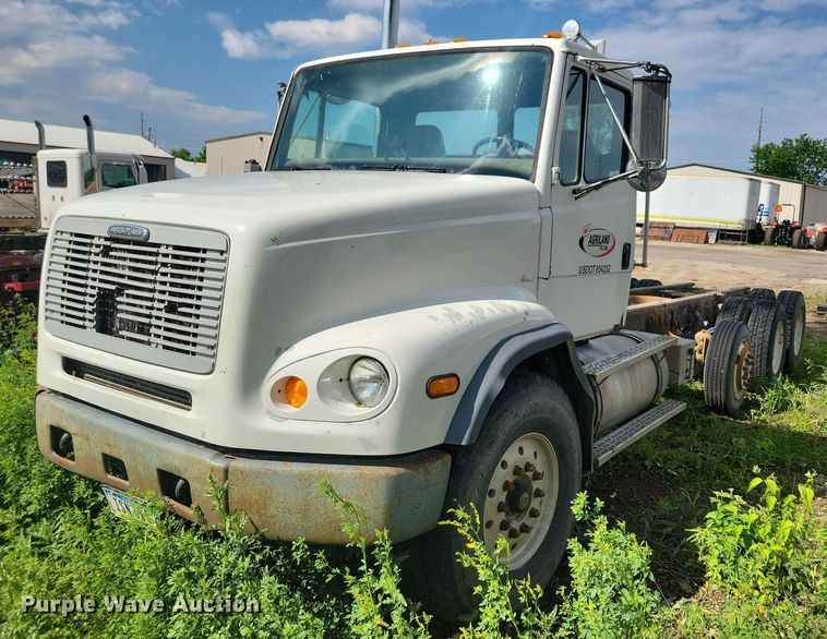 image for item KB9035 2003 Freightliner  FL112 truck cab and chassis
