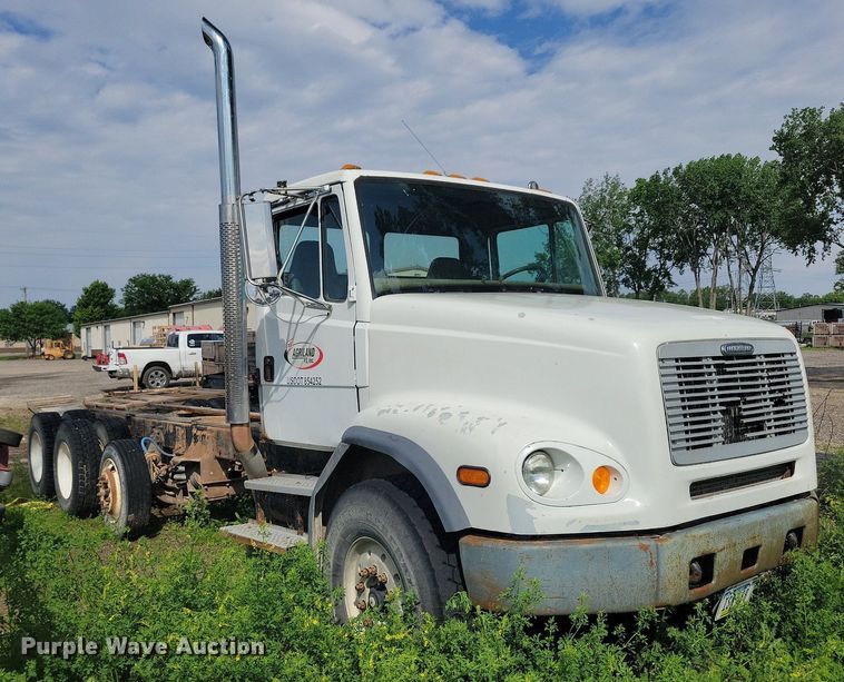 image for item KB9035 2003 Freightliner  FL112 truck cab and chassis