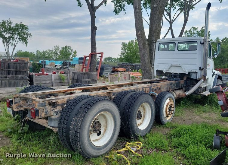 image for item KB9035 2003 Freightliner  FL112 truck cab and chassis