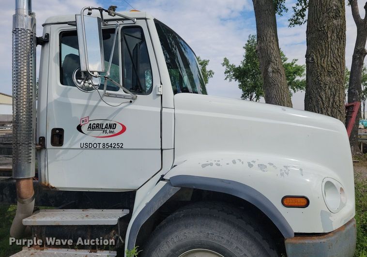 image for item KB9035 2003 Freightliner  FL112 truck cab and chassis