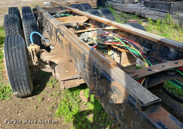 image for item KB9035 2003 Freightliner  FL112 truck cab and chassis