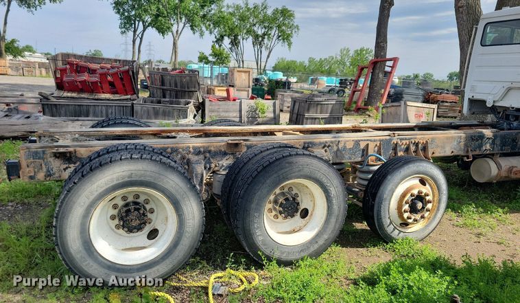 image for item KB9035 2003 Freightliner  FL112 truck cab and chassis