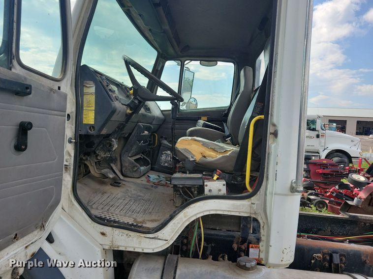 image for item KB9035 2003 Freightliner  FL112 truck cab and chassis