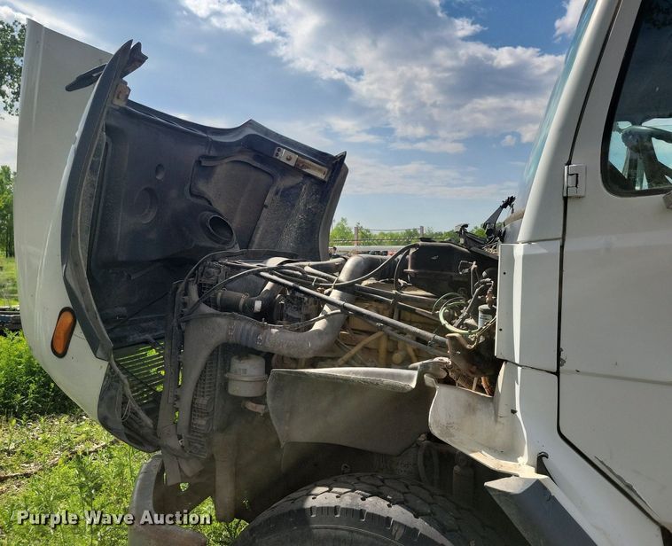 image for item KB9035 2003 Freightliner  FL112 truck cab and chassis