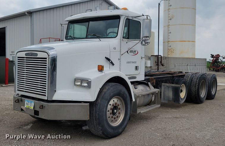 image for item KB9038 1996 Freightliner  FL112 truck cab and chassis