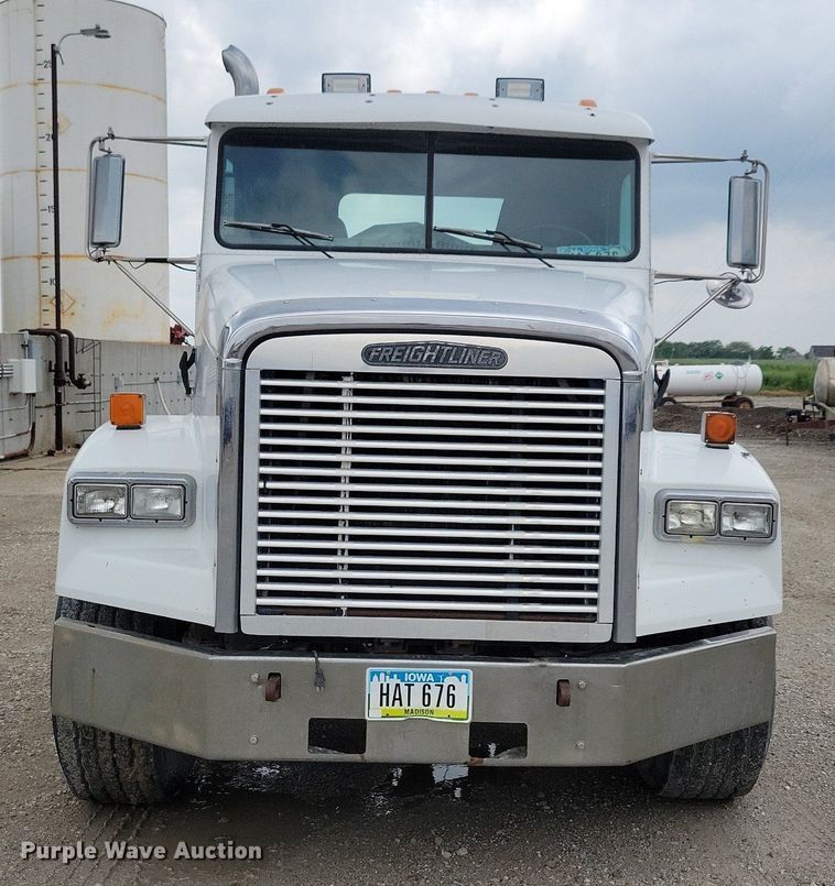 image for item KB9038 1996 Freightliner  FL112 truck cab and chassis
