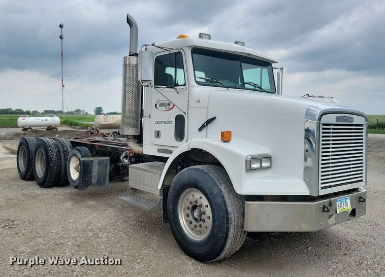 image for item KB9038 1996 Freightliner  FL112 truck cab and chassis