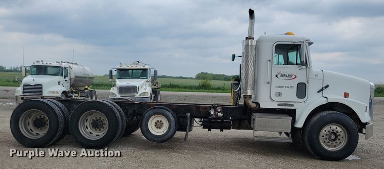 image for item KB9038 1996 Freightliner  FL112 truck cab and chassis