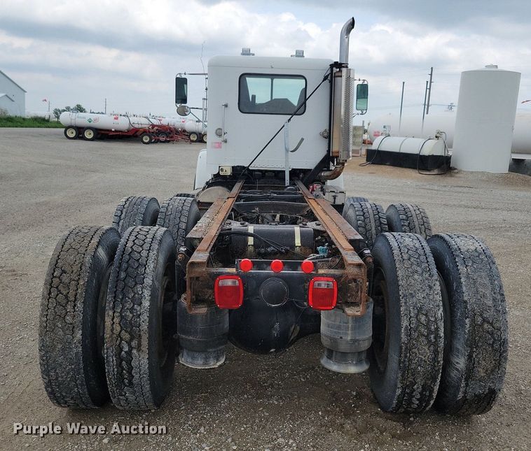 image for item KB9038 1996 Freightliner  FL112 truck cab and chassis