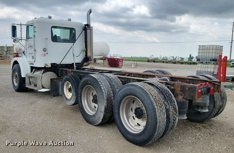 image for item KB9038 1996 Freightliner  FL112 truck cab and chassis