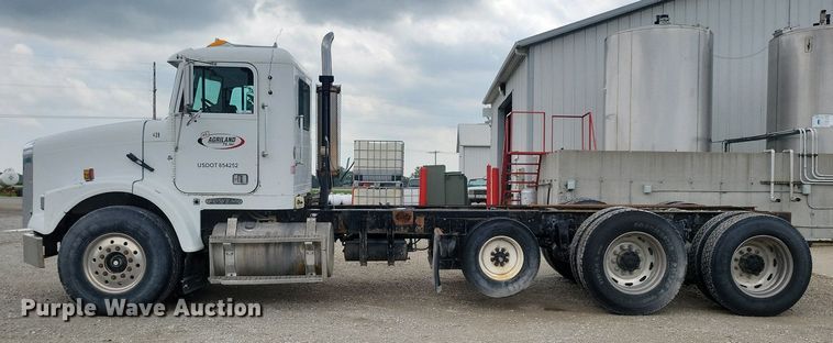 image for item KB9038 1996 Freightliner  FL112 truck cab and chassis