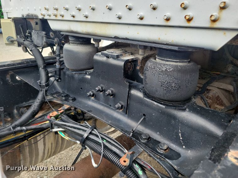 image for item KB9038 1996 Freightliner  FL112 truck cab and chassis