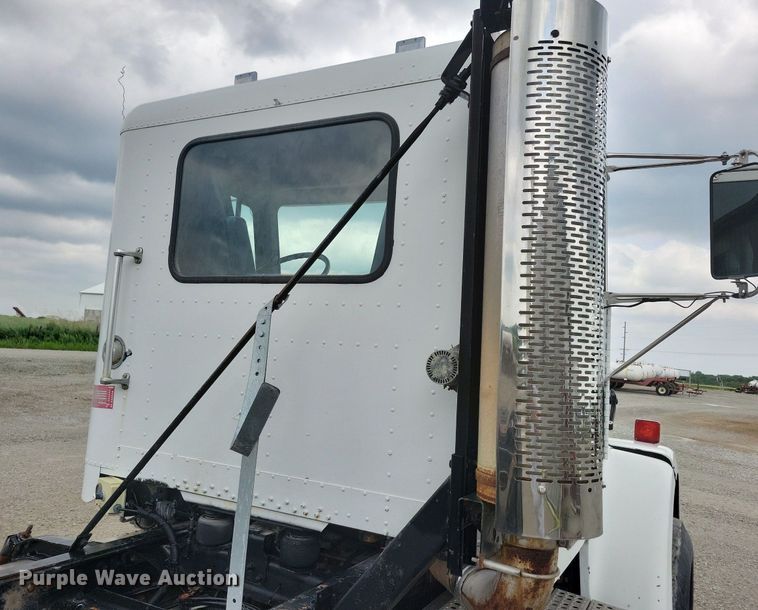image for item KB9038 1996 Freightliner  FL112 truck cab and chassis