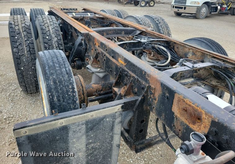 image for item KB9038 1996 Freightliner  FL112 truck cab and chassis