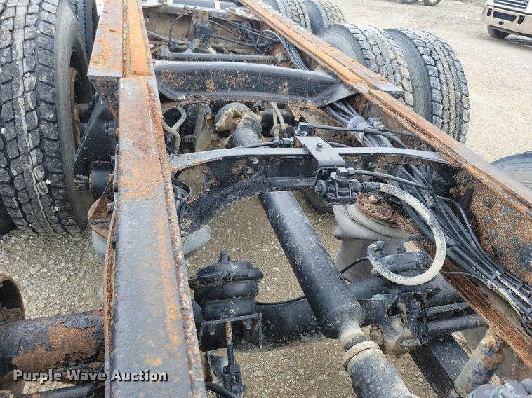 image for item KB9038 1996 Freightliner  FL112 truck cab and chassis