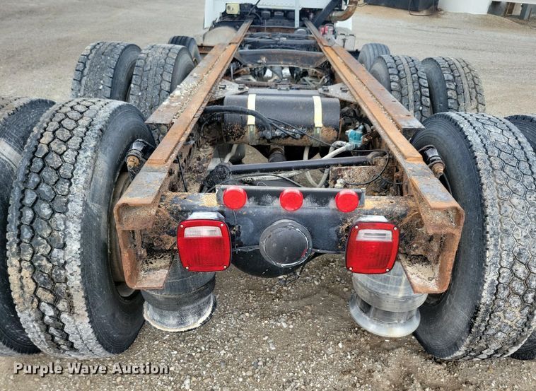 image for item KB9038 1996 Freightliner  FL112 truck cab and chassis