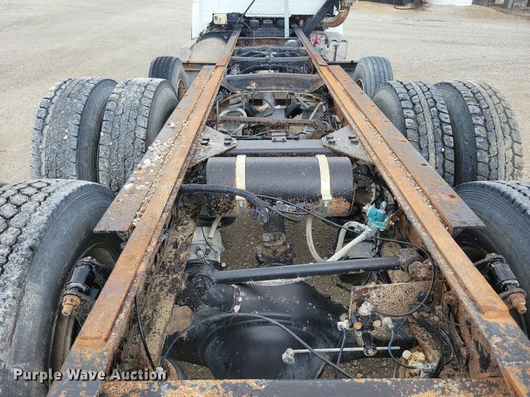 image for item KB9038 1996 Freightliner  FL112 truck cab and chassis