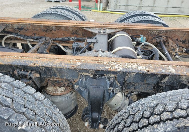 image for item KB9038 1996 Freightliner  FL112 truck cab and chassis