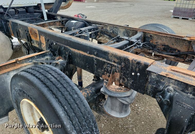 image for item KB9038 1996 Freightliner  FL112 truck cab and chassis
