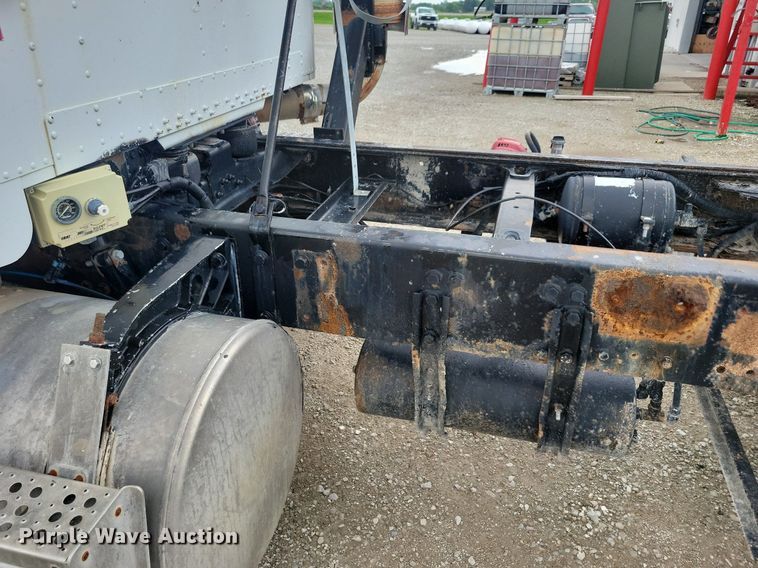 image for item KB9038 1996 Freightliner  FL112 truck cab and chassis