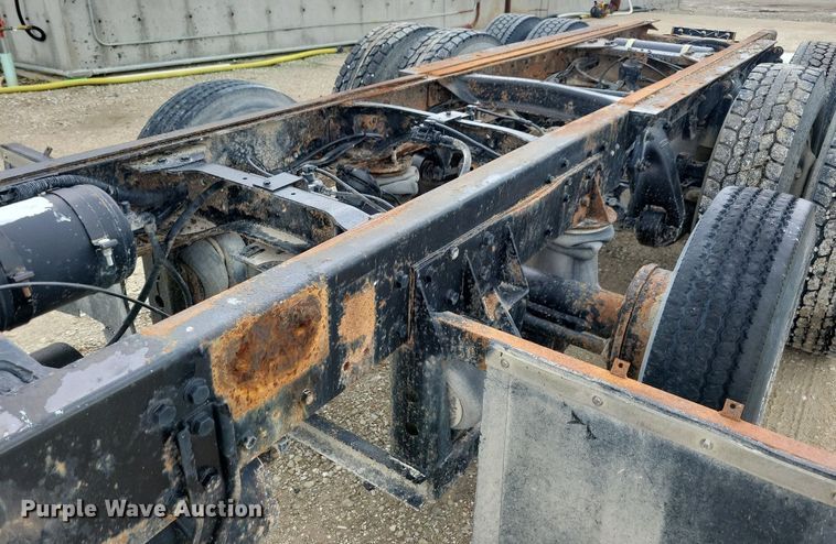 image for item KB9038 1996 Freightliner  FL112 truck cab and chassis