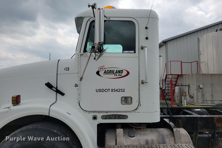 image for item KB9038 1996 Freightliner  FL112 truck cab and chassis