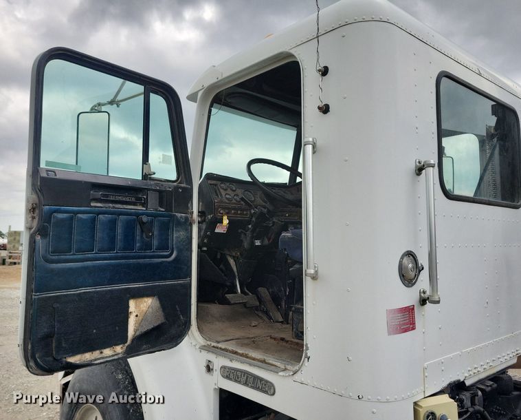 image for item KB9038 1996 Freightliner  FL112 truck cab and chassis