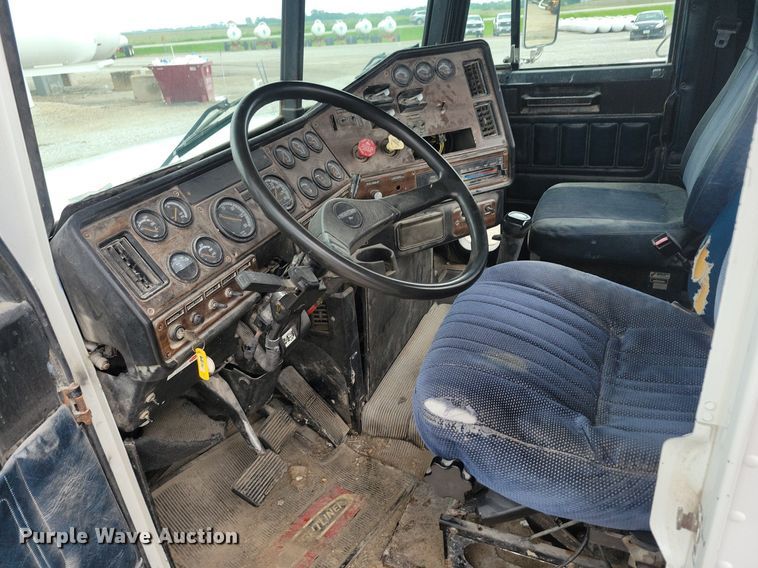 image for item KB9038 1996 Freightliner  FL112 truck cab and chassis