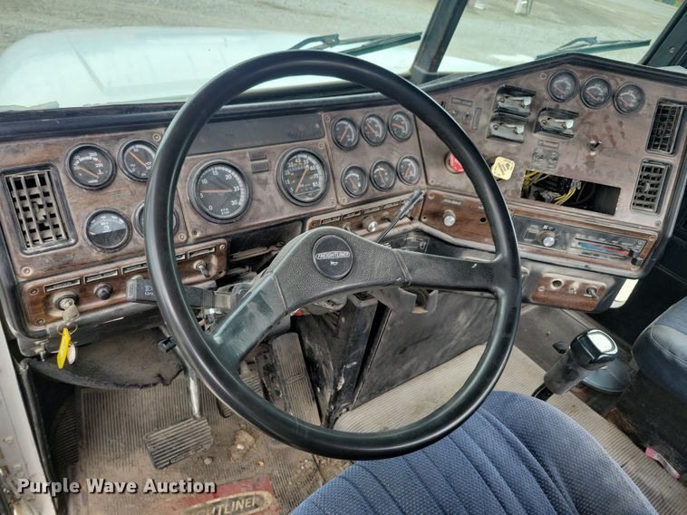 image for item KB9038 1996 Freightliner  FL112 truck cab and chassis