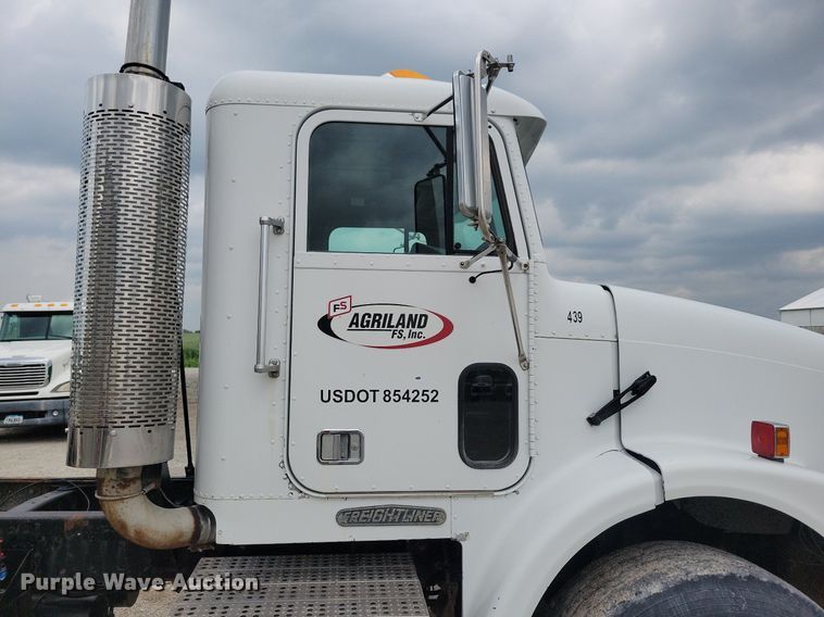 image for item KB9038 1996 Freightliner  FL112 truck cab and chassis